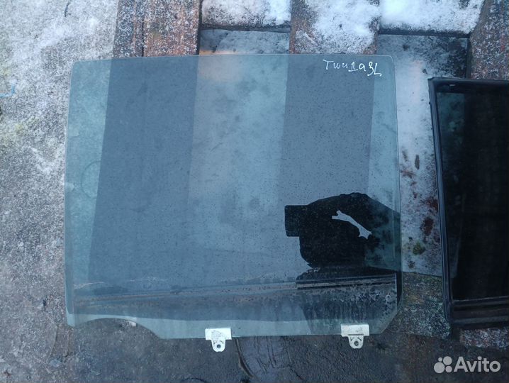 Стекло задней левой двери Nissan Tiida