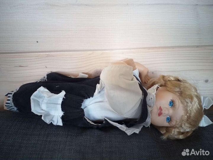 Кукла фарфоровая