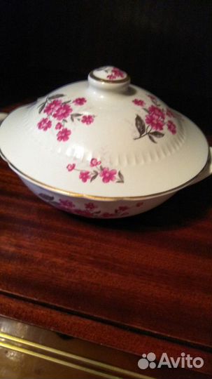 Блюдо с крышкой из фарфора (блинница)