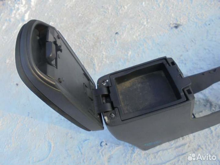 Бардачок между сиденьями Toyota Corolla Fielder