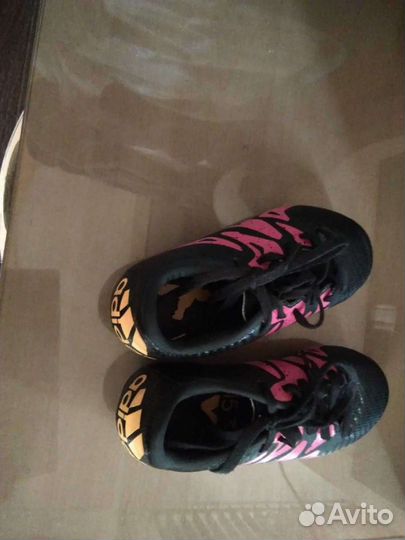 Футбольные бутсы adidas