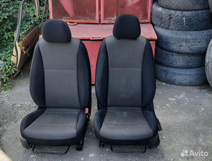 Передние сиденья Киа Рио 4