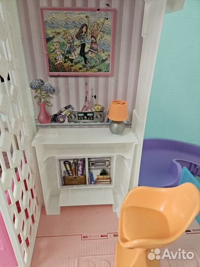 Большой кукольный домик с мебелью