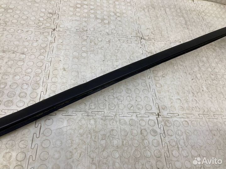 Молдинг лобового стекла правый Toyota Land Cruiser