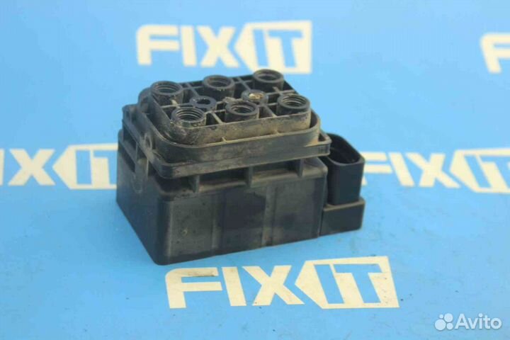 Блок клапанов пневмоподвески Volkswagen Touareg (Ф