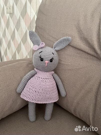 Вязаные игрушка заяц