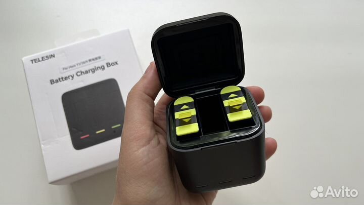 Зарядное устройство и 2 аккумулятора для GoPro