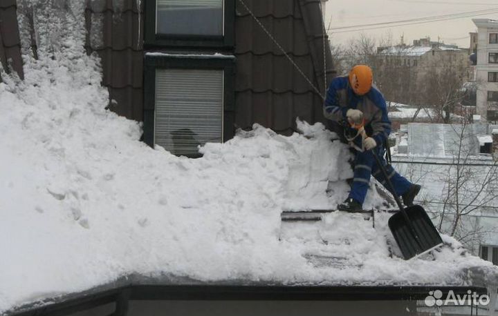 Очистка кровли от снега, наледи и сосулек