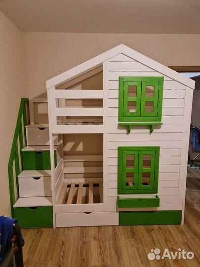 Двухъярусная кровать домик
