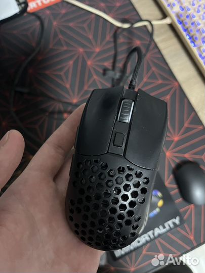 Два коврика для мыши и игровая мышка