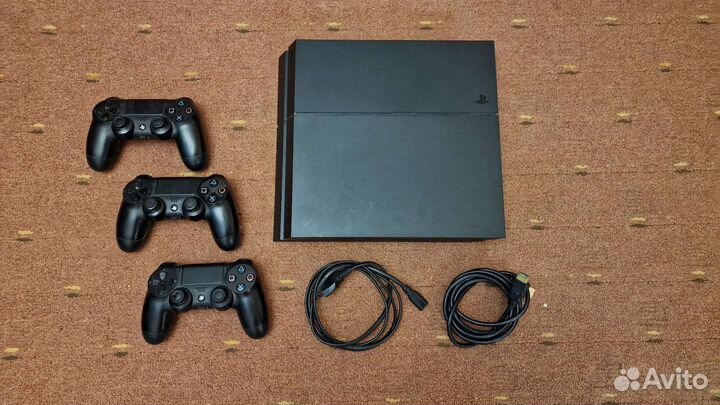 PS4 оригинал (fat) + 3 геймпада Dualshock