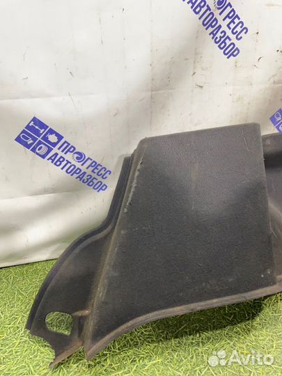 Обшивка багажника правая Toyota Avensis универсал