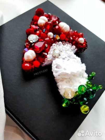 Брошь ручной работы Мухомор с жемчугом