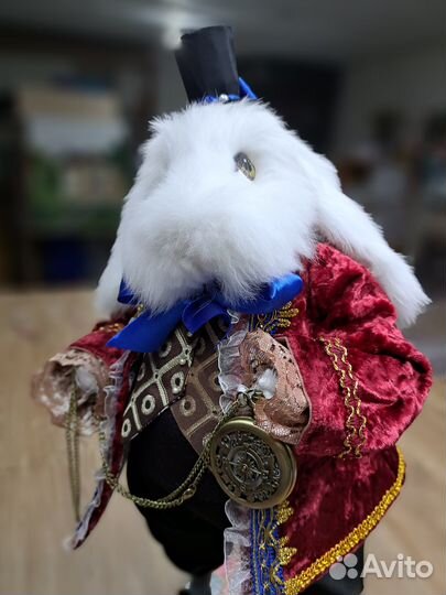 Белый кролик из Алисы в стране чудес