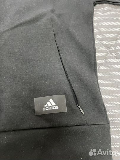 Спортивный женский костюм adidas