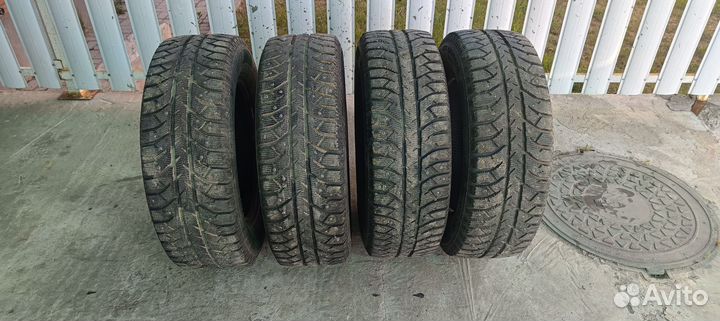 Bridgestone Ice Cruiser 7000S 215/65 R16 98T