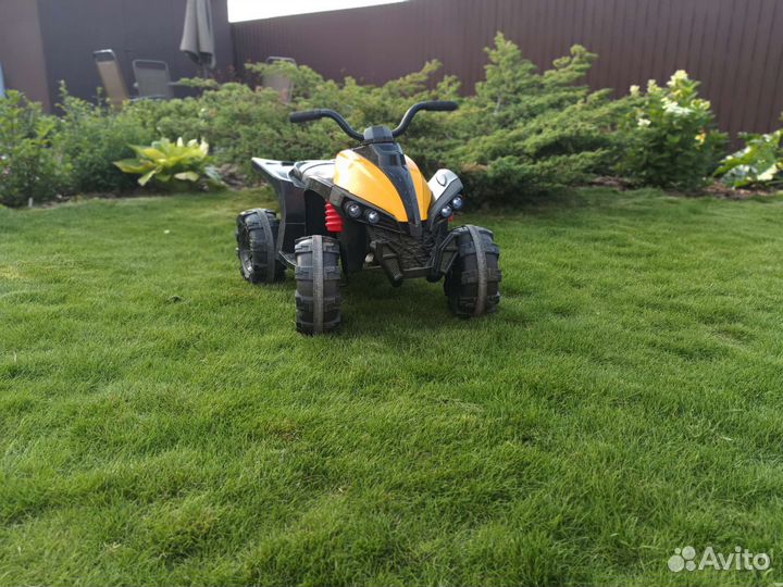 Детский квадроцикл на аккумуляторе