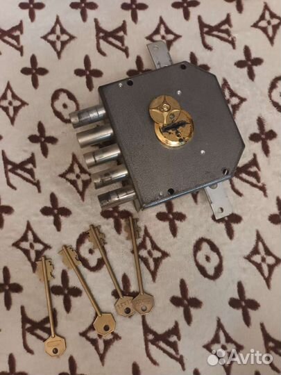Замок дверной накладной