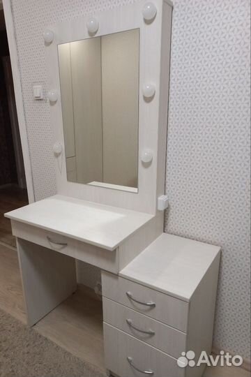 Туалетный столик с зеркалом и подсветкой бу