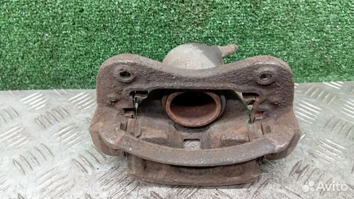 Суппорт Ssangyong Musso Левый Передний