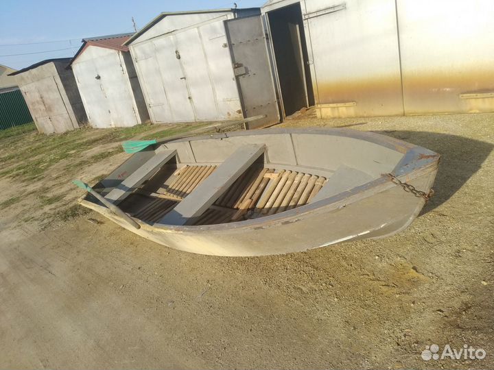 Лодка весельная