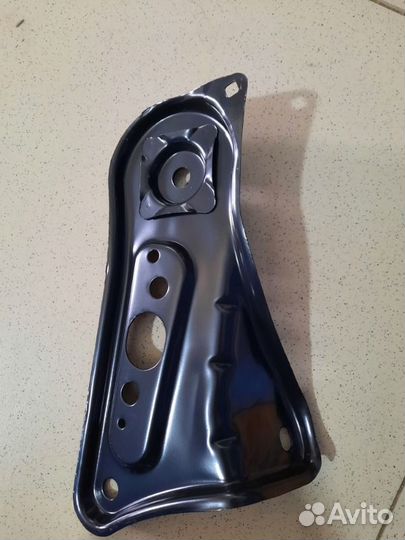 Крепление подрамника переднее правое Тoyota Camry