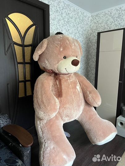 Большой плюшевый медведь