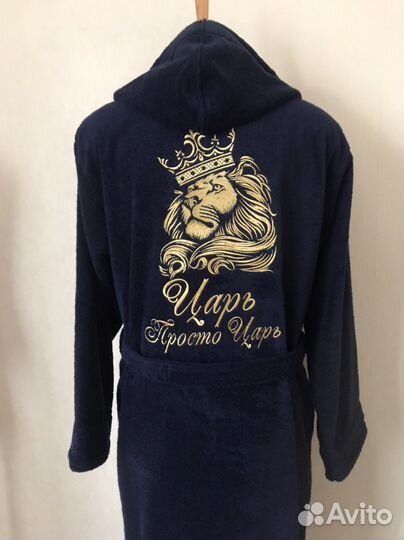 Махровый халат с капюшоном и вышивкой