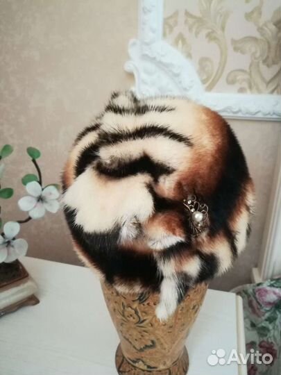 Шапка норковая. Очень стильная и теплая, украшена