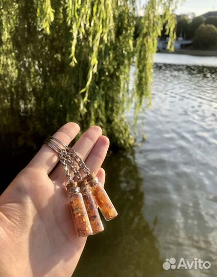 Сувенир янтарный опт и штучно брелок «Бутылочка»