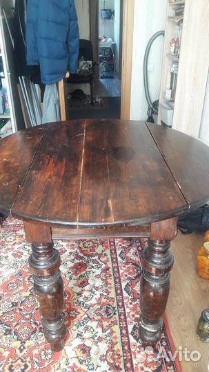 Старинный антикварный круглый стол