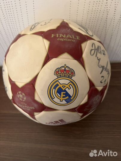 Футбольный мяч с автографами игроков Зенита