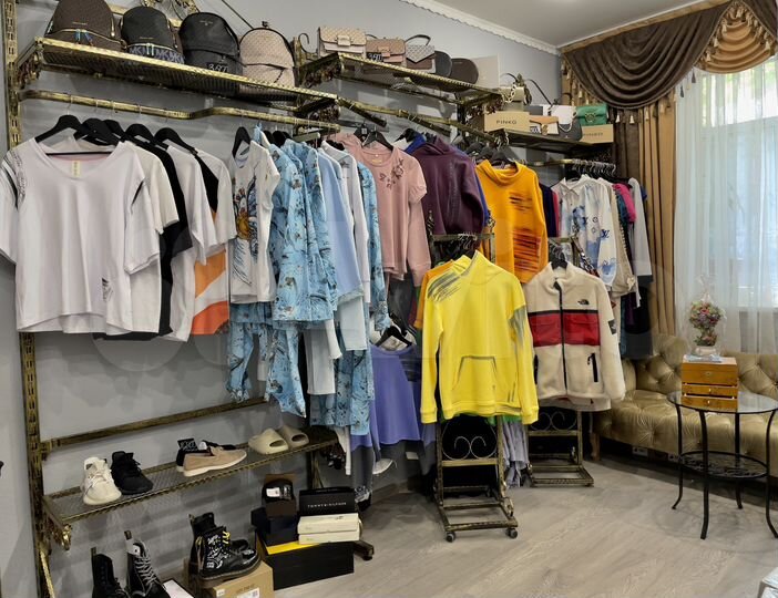 Аренда рейла вешалки полки в шоуруме