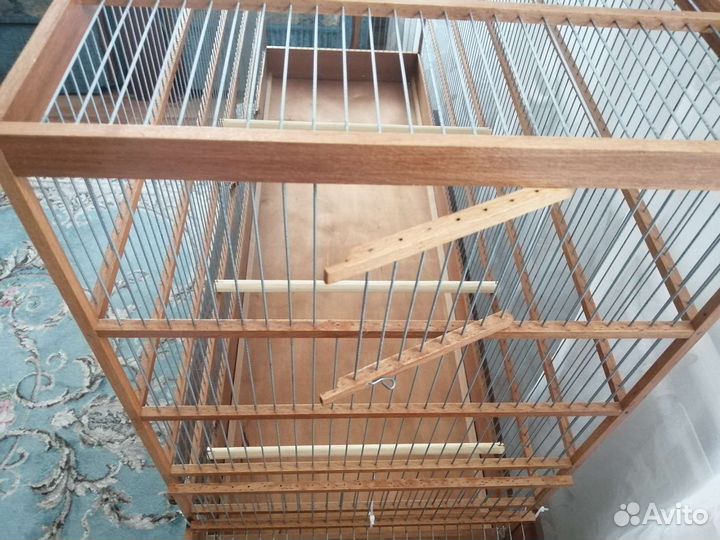 Просторная клетка для попугая