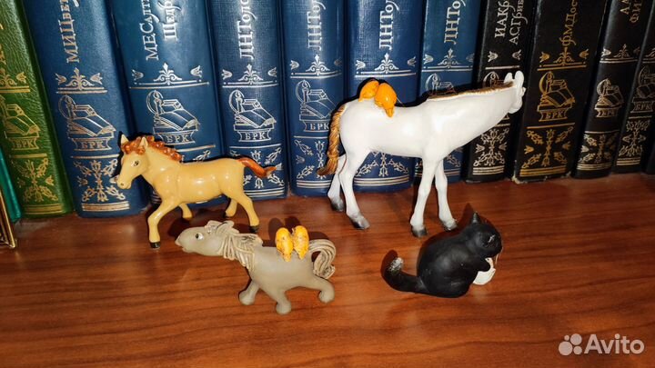 Статуэтки - лошадки и кот