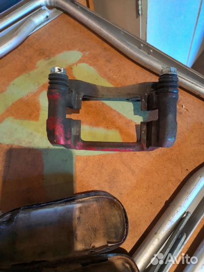 Скоба суппорта рено логан1