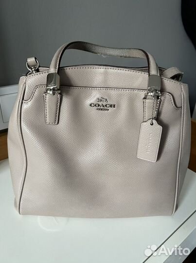 Женская сумочка Coach бежевого цвета