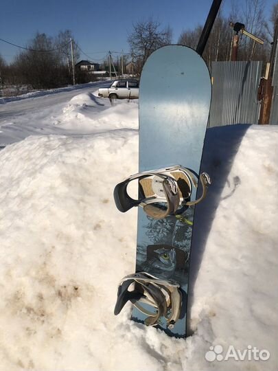 Сноуборд с креплениями и ботинками