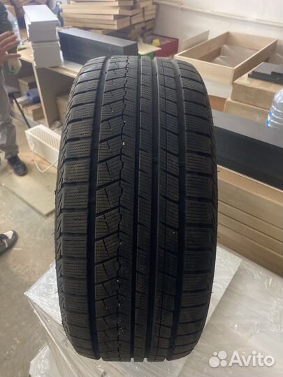 Roadmarch Snowrover 868 275/45 R20