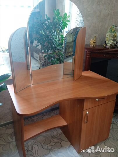 Туалетный столик с зеркалом