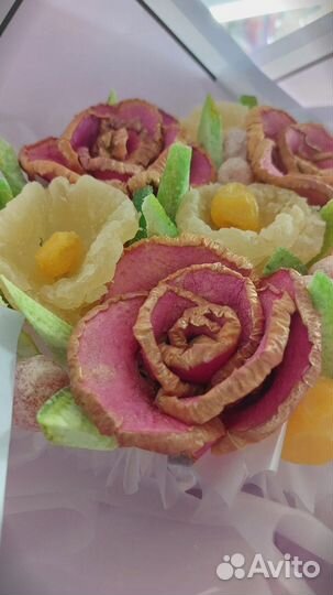 Букет из сухофруктов с розами на 1 сентября