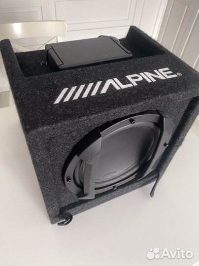 Активный компактный сабвуфер Alpine