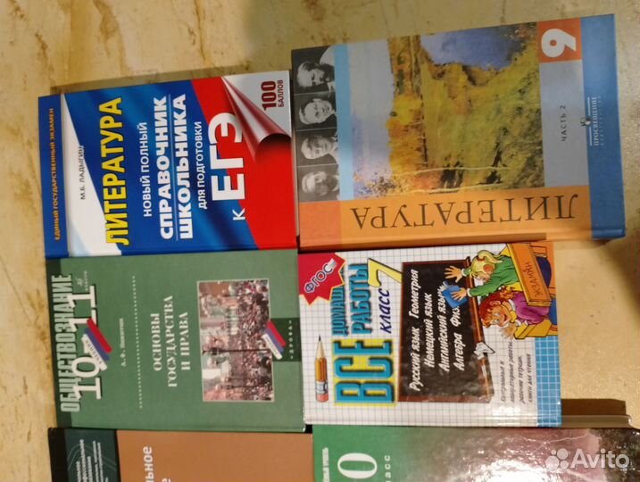 Учебники разные и художественная литература