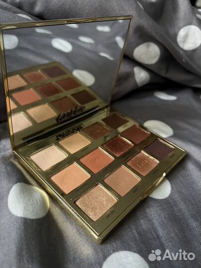 Палетка теней от бренда Tarte