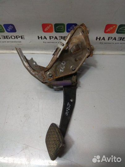 Педаль тормоза Toyota Land Cruiser 200