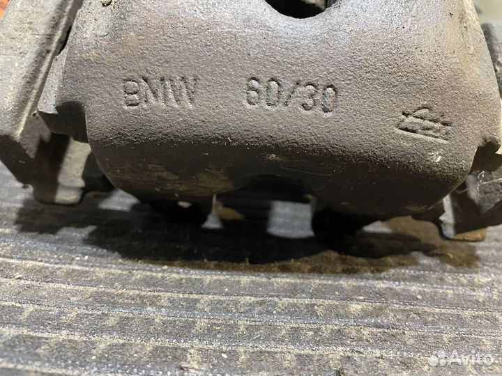 Суппорт передний левый правый Range Rover L322