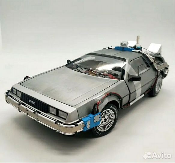 Модель автомобиля Delorean Hot Wheels 1:18