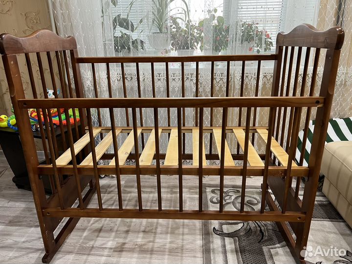 Детская кроватка с поперечным маятником