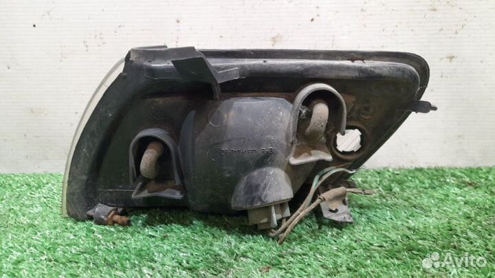 Поворотник передний правый Toyota Carina E 2.0