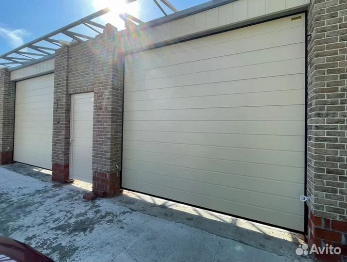 Секционные ворота с калиткой Alutech доставка